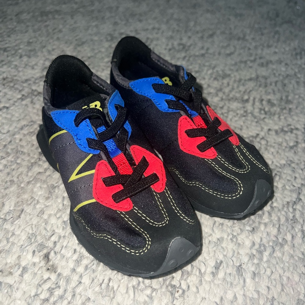 New Balance 327
Black Yellow Blue Red